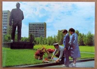 AK - Sigmund Jähn mit Frau und Tochter am Gagarin-Denkmal Kosmosflug UdSSR/DDR - Bild 1 von 2