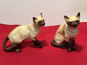 SET OF NORCREST 4.5” SIAMESE PORCELAIN CATS FELINE FIGURES **SOME DAMAGE** READ - Picture 1 of 14