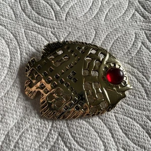 Vintage Gold Tone Fish Brooch Pin Red Cabochon Eye Jewelry Gar5-33 - Picture 1 of 4