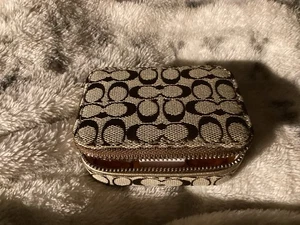 Coach Pillendose, Top Form, hellbraun, dunkelbraune Buchstaben  - Bild 1 von 10