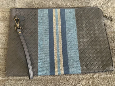 Bolso sin asas de cuero BOTTEGA VENETA Intrecciato Foto 1 de 4