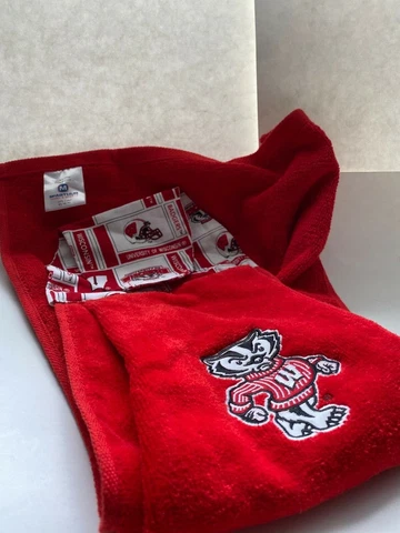 WISCONSIN BADGERS ALL PURPOSE GOLF TAILGATE RALLY TOWEL 16"X25" NWOT Cover