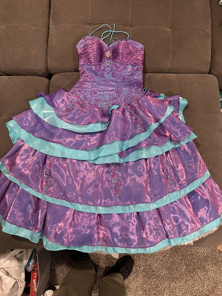 Vestido de Novia Karelina Sposa 4Q732 Talla 8 Púrpura Aqua Bordado VER TODAS LAS FOTOS  Foto 1 de 4