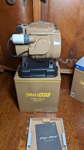 Fallout 4 Pip-Boy Model 3000 Mk IV z oryginalnym pudełkiem - bez gry - Zdjęcie 1 z 12