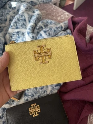 Cartera tipo tarjetero Tory Burch Britten de cuero granulado con cremallera para mujer en amarillo Foto 1 de 4