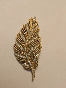 Raro Broche Corona Trifari Años 60 Grande Tono Dorado y Hoja Estrás - Imagen 1 de 5