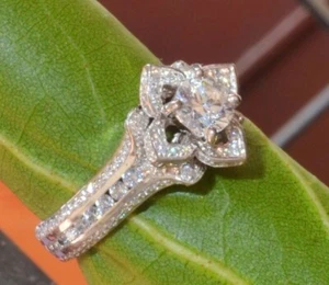 Anello di fidanzamento con diamanti creati in laboratorio set canali rotondi 1,52 ct oro bianco 14 carati - Foto 1 di 8