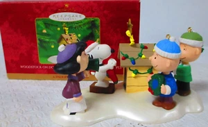 Hallmark Woodstock en casa para perros con exhibición marrón Snoopy Linus, Lucy & Charlin - Imagen 1 de 7