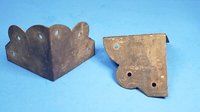 Baúl de pecho esquinas delanteras inferiores latón macizo vintage Foto 1 de 4