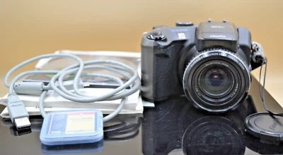 FUJIFILM S602Zoom FinePix Digital Camera Fujinon Lens6X Optical Zoom - Image 1 of 4
