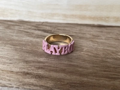 Anillo Playboy talla 9 ~ tono dorado con letras rosas ~ joyería ligera de moda Foto 1 de 4