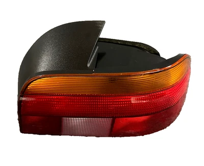 Conjunto de lámpara trasera derecha Hella - H93294021 / 63-21-8-363-560 - para BMW 528i y 540i Foto 1 de 4