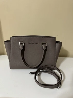 🌞BOLSO BANDOLERA MD MICHAEL KORS SELMA MICRO TACHUELAS CUERO GRIS PERLA🌺NUEVO CON ETIQUETAS Foto 1 de 3