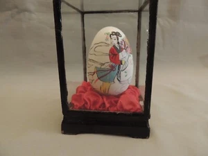 Decorative Chinese egg in a case hand painted glass display - Picture 1 of 9