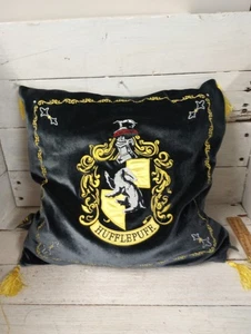 Harry Potter Hufflepuff Samt Wappen Dekokissen Noble Collection Quaste Zauberer - Bild 1 von 8