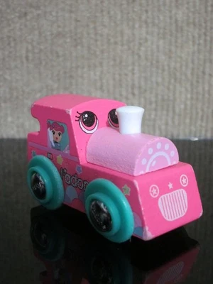 Tren princesa J’Adore BFF rosa motor de madera caboose Foto 1 de 4