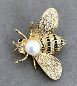 Vintage Well Made Gold Tone Rhinestone Bumble Bee Pin - Picture 1 of 6