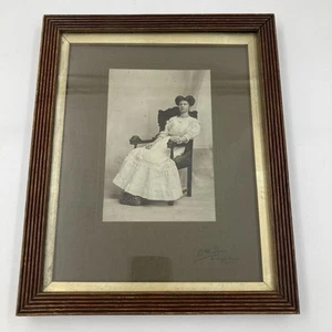 Antikes edwardianisches Atelierportrait - junge Frau im weißen Kleid, gerahmtes Foto - Bild 1 von 10