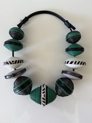 Collar Giulia Boccafogli de cuero grueso, negro/verde Foto 1 de 4