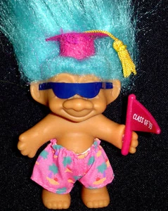 Nueva CLASE DE '93 GRADUACIÓN GRADUADA Russ Troll Muñeca - Imagen 1 de 1