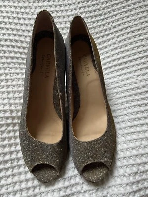ladies gold heels size 6- worn once - Image 1 of 4
