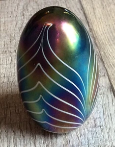 GLASKUNST Öl Slick dunkel lila Wirbel Design EI BRIEFBESCHWERER 4" hoch - Bild 1 von 4