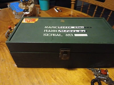 Armário de pés vintage década de 1960 GI JOE com conteúdo estado quase completo - Imagem 1 de 3