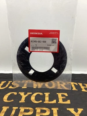 НОВЫЙ ИЗ СТАРЫХ ЗАПАСОВ OEM HONDA CT70 SL70 КРЫШКА АМОРТИЗАТОРА ЗАДНЕГО КОЛЕСА 41245-051-000 НОВАЯ - Изображение 1 из 2