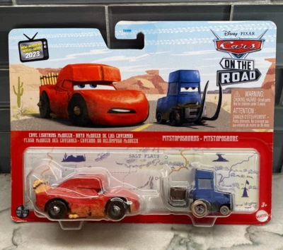 Disney Pixar Cars 2 Pack Caverna Lightning McQueen & Pitstoposaurus 1:55 Diecast - Immagine 1 di 3