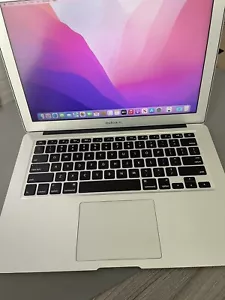 Apple MacBook Air 13.3 in (256GB SSD, Intel Core i5 5th. Gen., 1.6GHz, 4GB RAM) - Picture 1 of 10