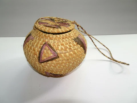 Vintage round Hand Woven Papago hanging Basket With Lid Cover