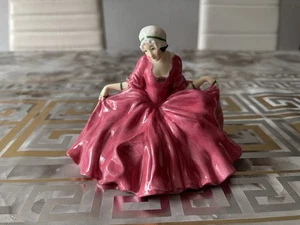 ROYAL DOULTON POLLY PEACHUM HN 549. 1922-1949. DESIGNER: LESLIE HARRADINE - Picture 1 of 4