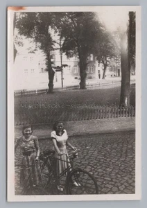 vmtl. Güstrow 1952 - 2 mujeres con bicicleta asentamiento parque - foto antigua años 50 - Imagen 1 de 2