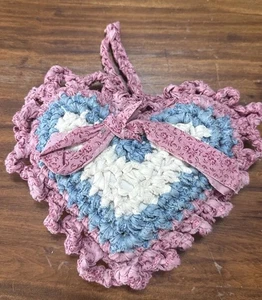 Selbstgemachtes Lappen gehäkeltes Herz Dekokissen Vintage rosa hängt - Bild 1 von 4