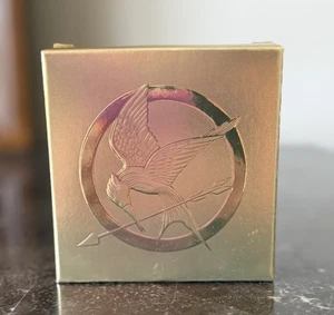 Storybook Cosmetics Girl On Fire World Of Hunger Games gepresster Puder kompakt - Bild 1 von 2