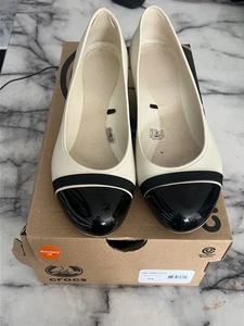 Crocs SCHWARZ GLÄNZEND GLÄNZEND LACKKAPPE ZEHENSLIPPER BALLERINAS KEILABSATZ PUMPSCHUH 9 - Bild 1 von 4