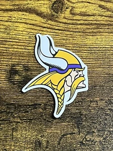 Calamita fustellata logo squadra di calcio Minnesota Vikings NFL magnete frigorifero - Foto 1 di 3