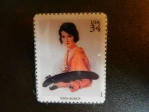 NEU *STEMPEL PIN von U.S. #3502L - NEYSA MCMEIN* - Bild 1 von 2