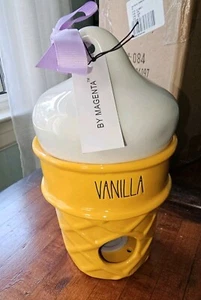 Rae Dunn VANIGLIA Gelato Cono Ceramica Casetta Uccellini Mangiatoia Giallo Bianco NUOVO - Foto 1 di 12