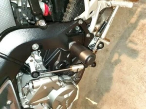 BMW S1000R 2015-21 SWINGARM PIVOT CRASH FRAME SLIDERS PUCKS KNOBS MUSHROOMS PADS - Picture 1 of 9