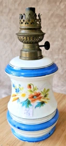 Ancien lampe a pétrole porcelaine bleu/blanc motif floral  Réf N°3 Vintage Déco  - Picture 1 of 21