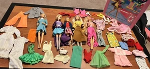 Muñeca Barbie Ropa Vintage 4 Muñecas Más de 25 Piezas Estuche Enorme Lote - Imagen 1 de 6