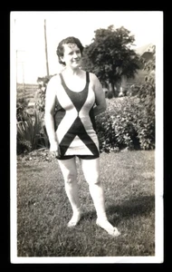 Vintage HÜBSCHES BRÜNETTES Schnappschuss Foto 40er Jahre BADEANZUG POSE - Bild 1 von 1