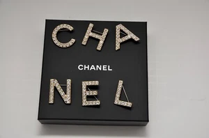 Set spille lettere logo strass CHANEL 2019 NUOVO con etichette - Foto 1 di 4
