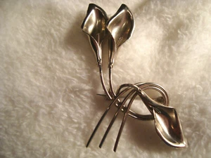 Silberfarbene Lilie auf gedrehtem Stiel Brosche / Anstecknadel. - Bild 1 von 4