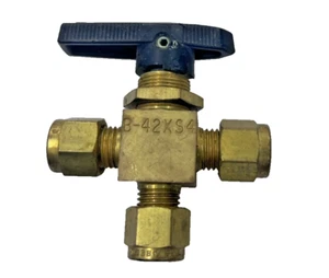 Válvula de bola de latón de 3 vías de 1 pieza WHITEY B-42XS4 1/4" accesorio de tubo OD - Imagen 1 de 3