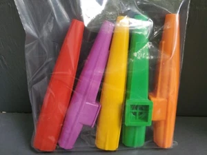 New Jim Dunlop 7700 Scotty Kazoo Plastic in Various Colors (Set of 5) - Picture 1 of 3