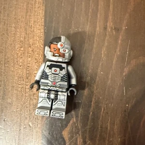 LEGO Cyborg Minifigura Sh470 DC Super Heroes Del Set 76098 Retirado - Imagen 1 de 4