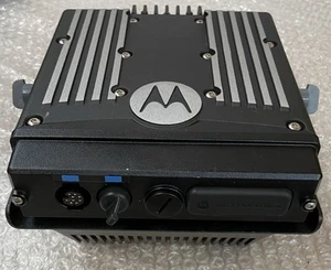 Motorola XTL 5000 M20SSS9PW1AN UHF R2 450-520mhz Mobile Radio - Zdjęcie 1 z 8