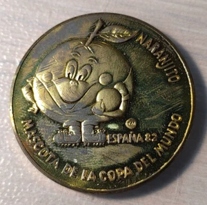 ESPAÑA 82' MUNDIAL FUTBOL FOOTBALL FIFA 1982 NARANJITO MASCOTA - Picture 1 of 2